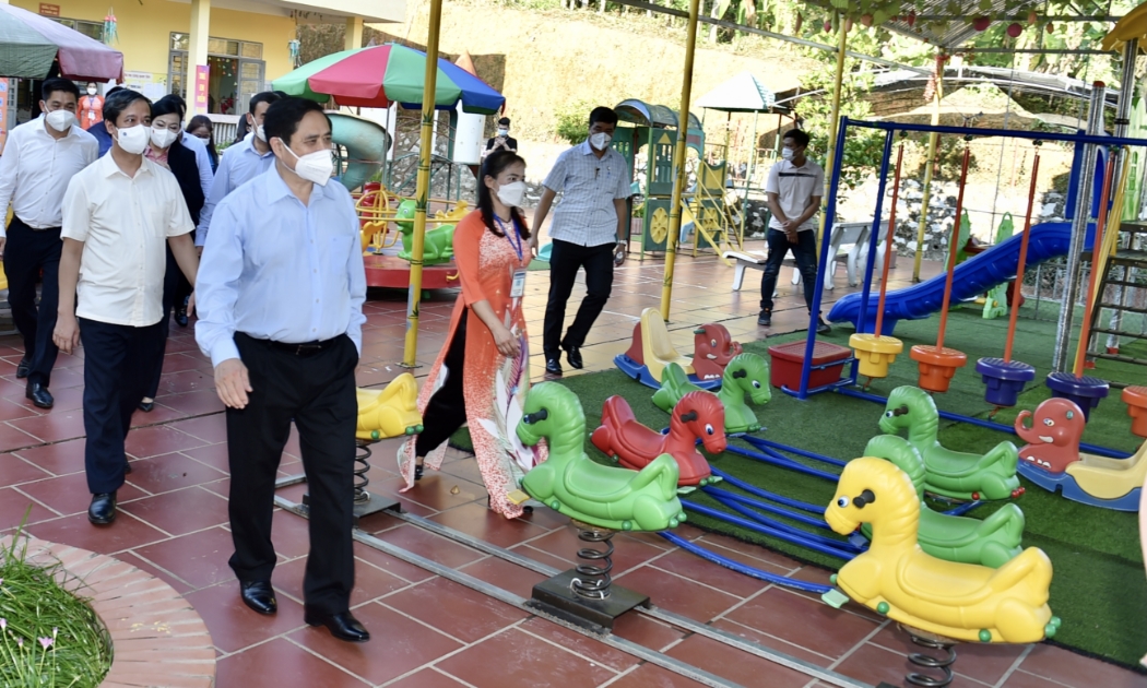 Thủ tướng thăm, động viên giáo viên và học sinh Trường mầm non xã Bình Yên, huyện Định Hóa, Thái Nguyên chiều 3/9 - Ảnh: VGP.