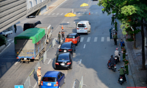 Hà Nội ngày đầu lập chốt kiểm soát quanh “vùng đỏ”