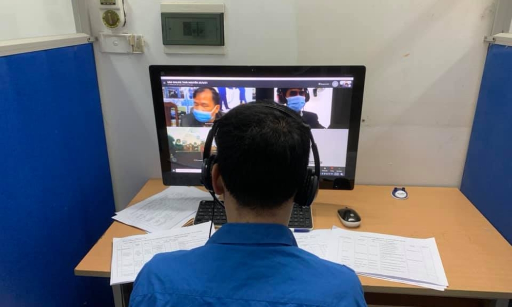 Người lao động được tư vấn việc làm trực tuyến.