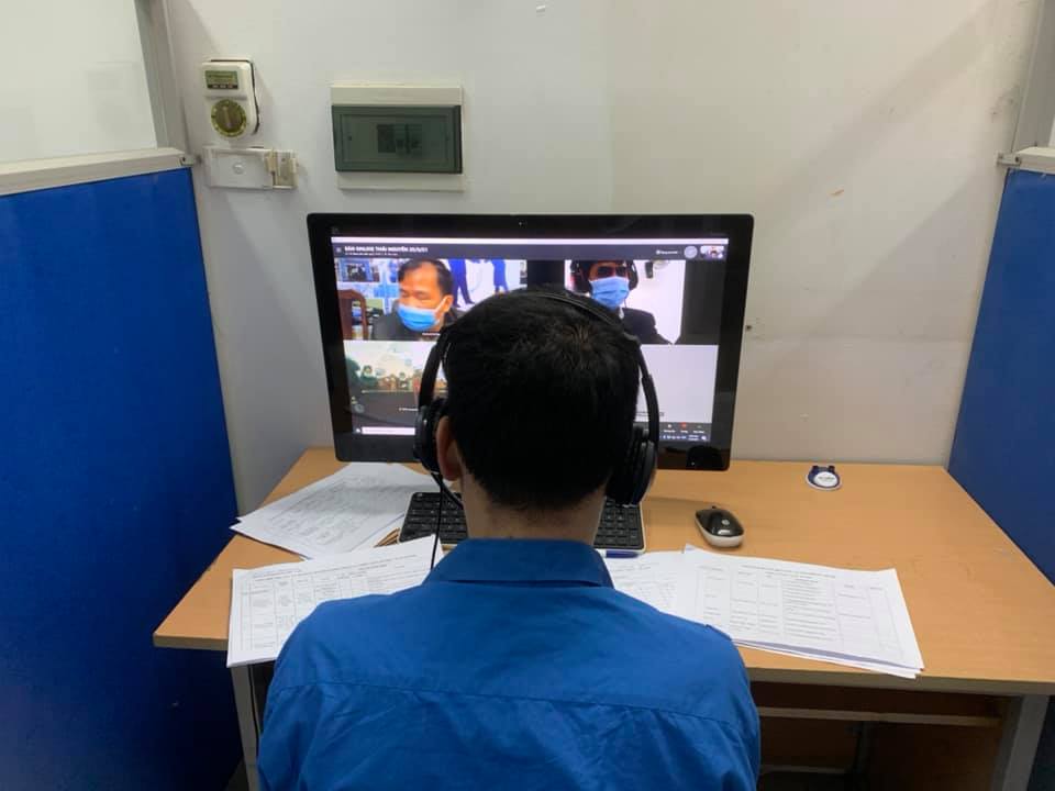 Người lao động được tư vấn việc làm trực tuyến.