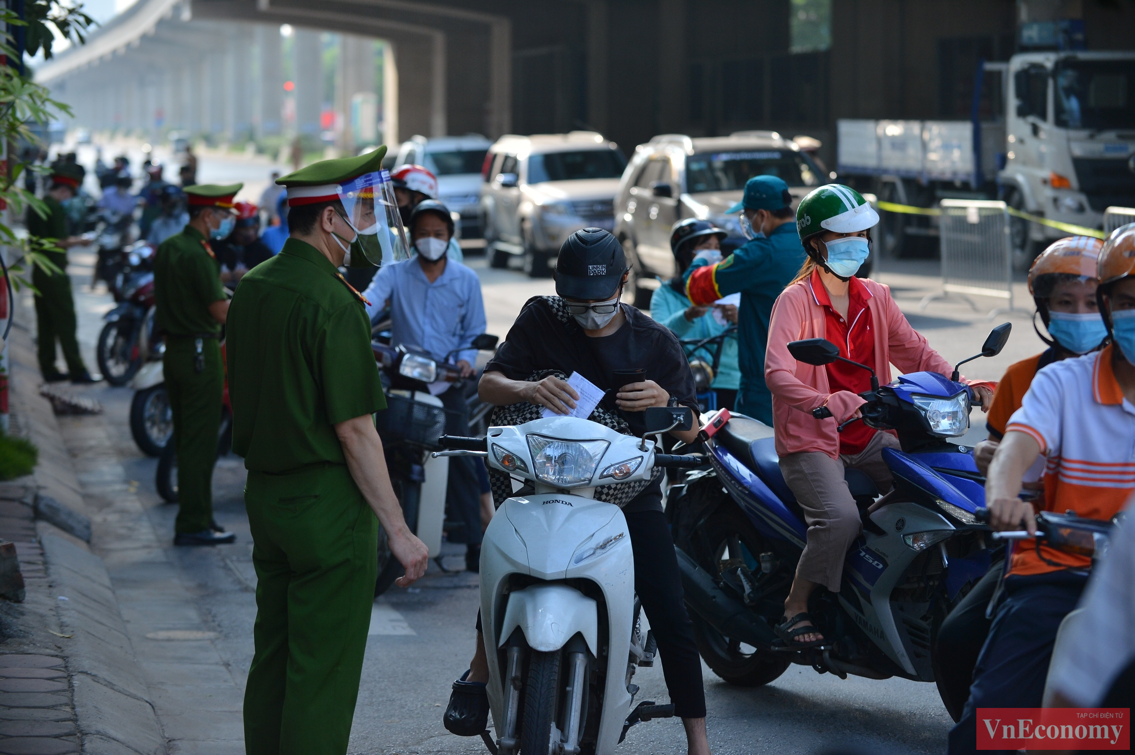Tại các chốt kiểm soát, lực lượng chức năng phân chia thành hai làn đường, một cho xe máy và một cho ôtô cùng xe luồng xanh.