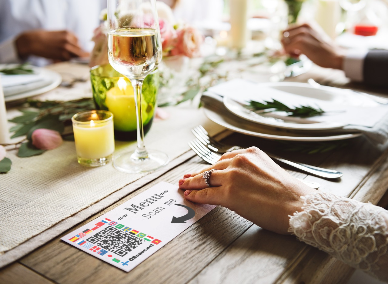 mã QR trở thành hình ảnh phổ biến tại nhiều quán bar và nhà hàng trên thế giới để thay thế các bảng thực đơn thông thường.