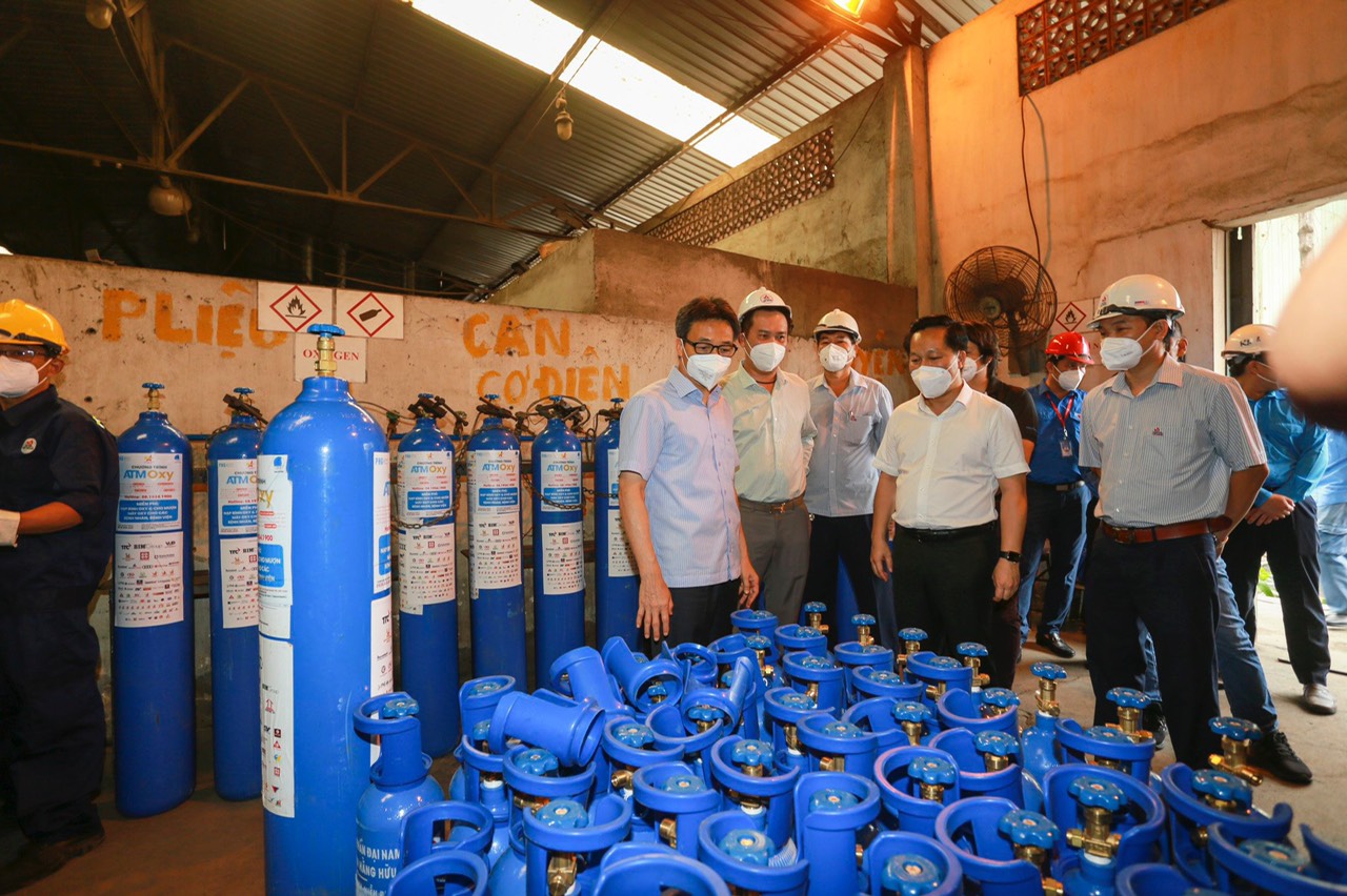 Phó Thủ tướng Vũ Đức Đam kiểm tra Trạm bơm oxy Thủ Đức.