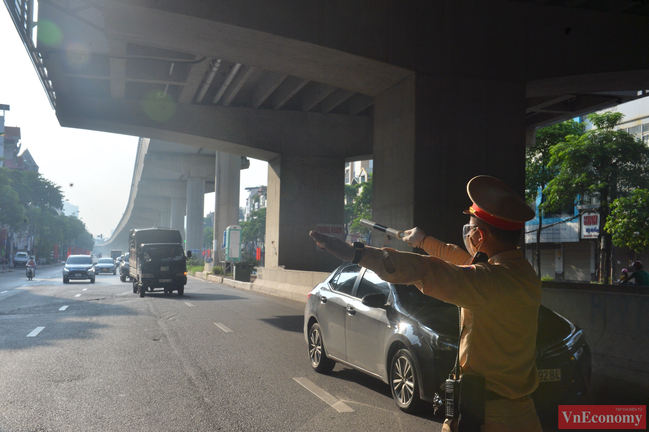 Tại ng&atilde; ba giao đường Hồ T&ugrave;ng Mậu v&agrave; đường Ho&agrave;ng C&ocirc;ng Chất, việc kiểm tra giấy diễn ra tương đối nhanh, lực lượng chức năng cũng chủ động đứng c&aacute;ch xa nhau để tr&aacute;nh &ugrave;n ứ c&aacute;c phương tiện.