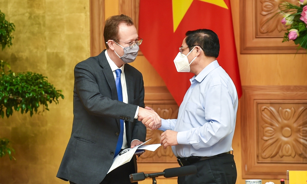 Thủ tướng bắt tay ông Christopher Klein, Đại biện Đại sứ quán Mỹ - Ảnh: Bộ Ngoại giao