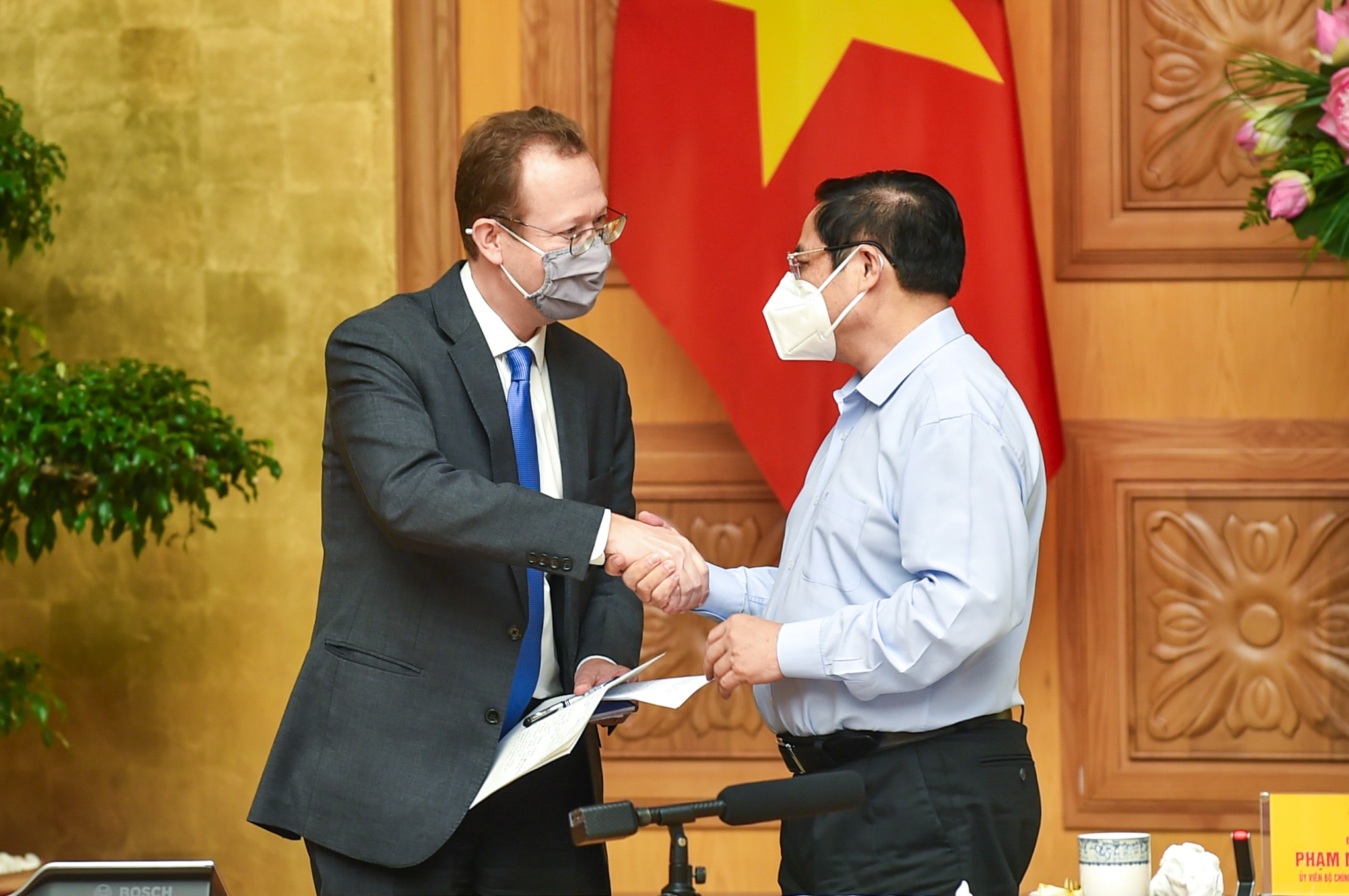 Thủ tướng bắt tay ông Christopher Klein, Đại biện Đại sứ quán Mỹ - Ảnh: Bộ Ngoại giao