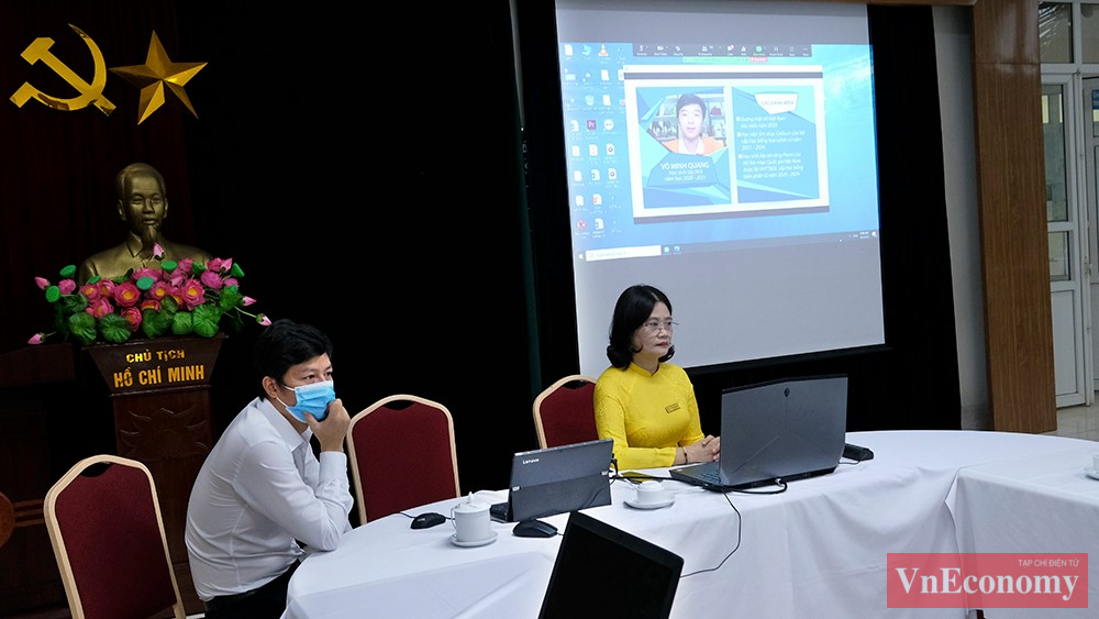 Tại điểm trường THCS Giảng V&otilde;, lễ khai giảng online cũng được c&aacute;c thầy c&ocirc; chuẩn bị chu đ&aacute;o, kỹ c&agrave;ng.