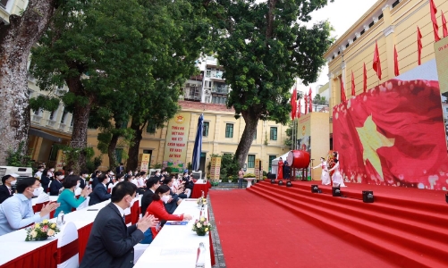 Học sinh Thủ đô dự lễ khai giảng online đáng nhớ