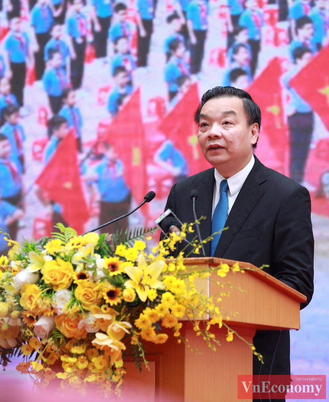 Chủ tịch UBND thành phố Hà Nội Chu Ngọc Anh đánh trống khai giảng và phát biểu chào mừng năm học mới. 