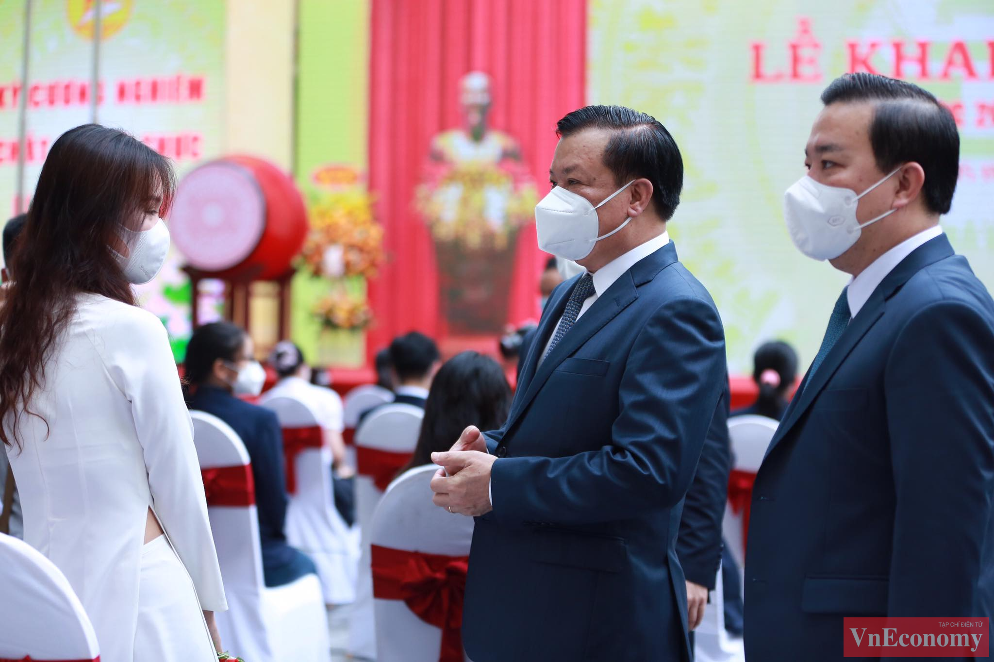 Lễ khai giảng c&oacute; đại diện gi&aacute;o vi&ecirc;n, học sinh thuộc c&aacute;c cấp học, c&aacute;c trường học, cơ sở gi&aacute;o dục tr&ecirc;n địa b&agrave;n Thủ đ&ocirc; c&ugrave;ng h&agrave;ng triệu học sinh, nh&acirc;n d&acirc;n theo d&otilde;i qua s&oacute;ng truyền h&igrave;nh.