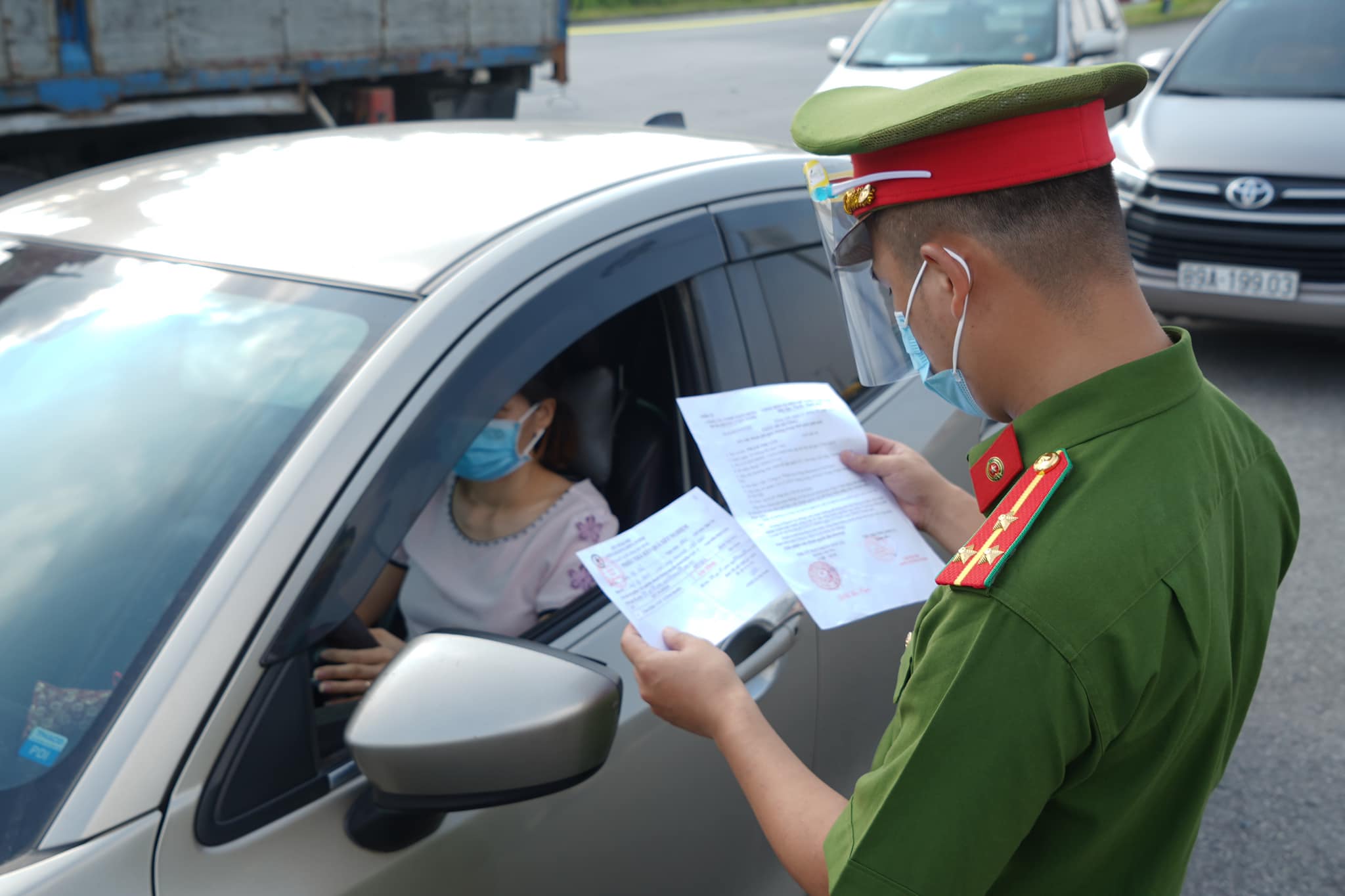 Công an Hà Nội kiểm tra giấy đi đường của người dân. Ảnh - Phạm Hùng. 