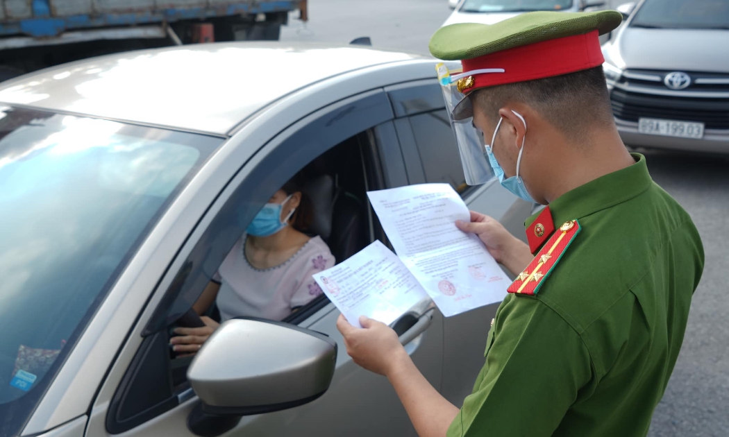 Công an Hà Nội kiểm tra giấy đi đường của người dân. Ảnh - Phạm Hùng.