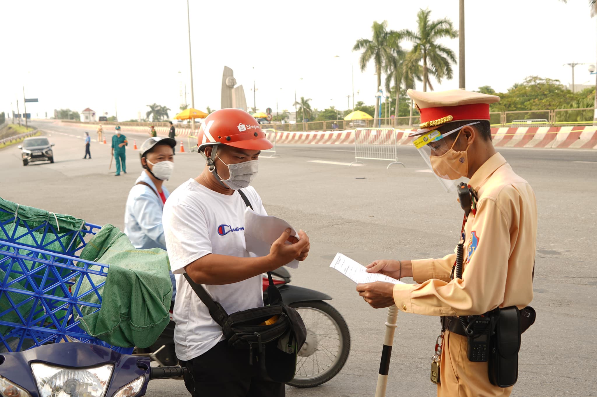 Cảnh s&aacute;t giao th&ocirc;ng kiểm tra giấy tờ của người đi đường. Ảnh - Phạm H&ugrave;ng.&nbsp;