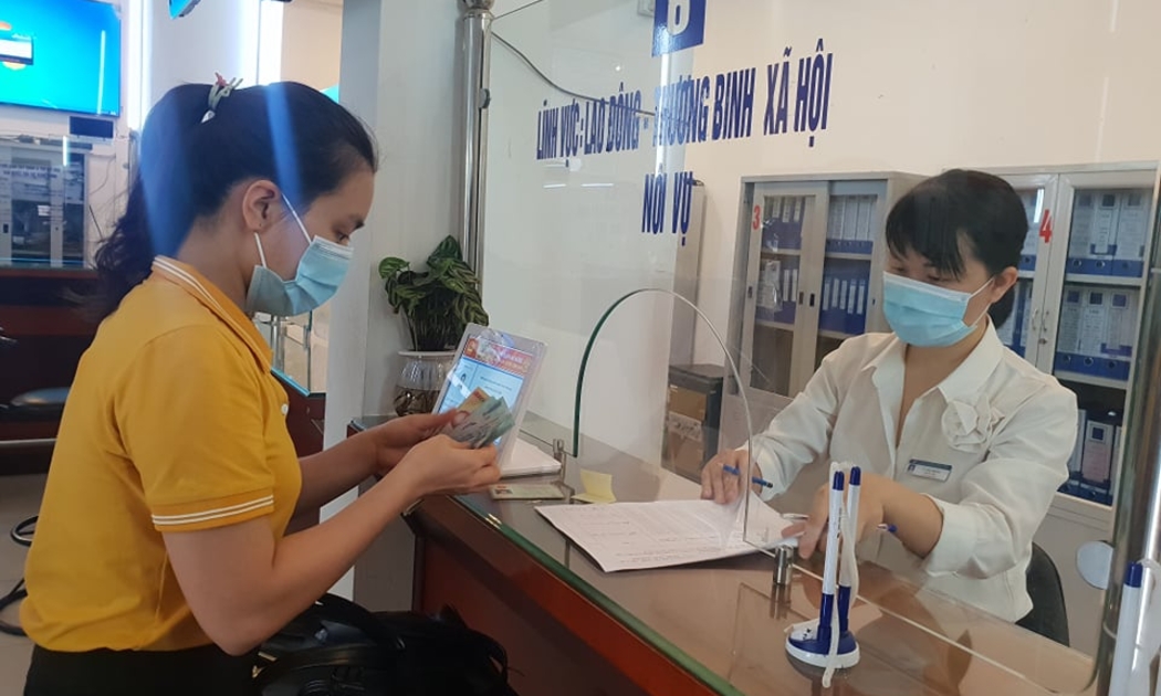 Người lao động được nhận hỗ trợ. Ảnh - Thu Hiền. 