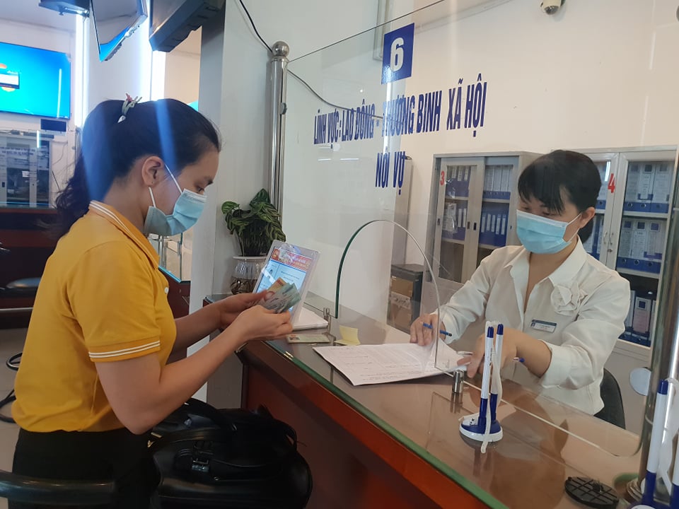 Người lao động được nhận hỗ trợ. Ảnh - Thu Hiền. 