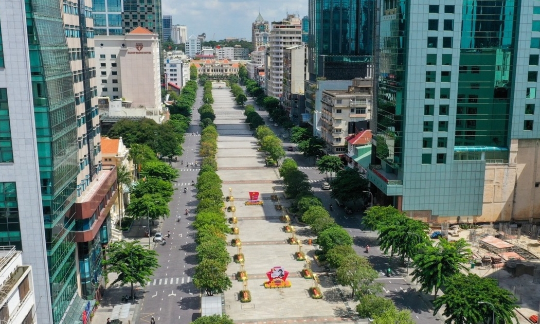Phố đi bộ Nguyễn Huệ, một trong những tuyến đường du lịch, kinh doanh sầm uất nhất tại TP.HCM đang chờ được nhộn nhịp trở lại. 