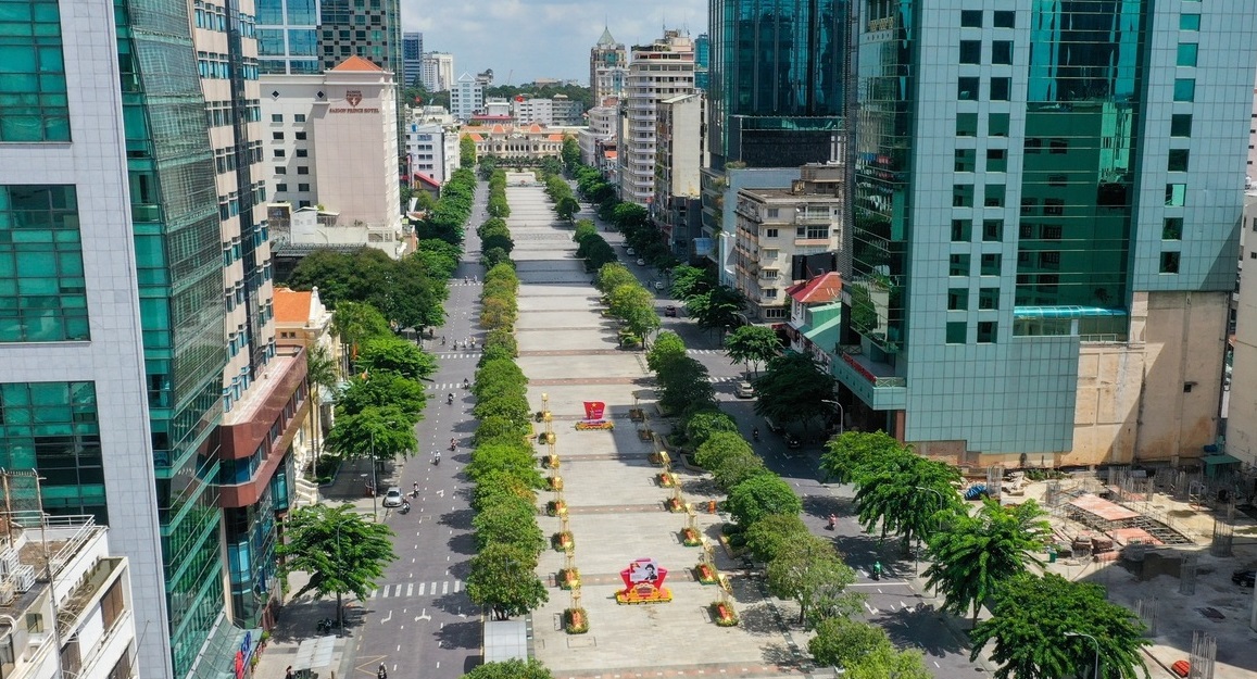 Phố đi bộ Nguyễn Huệ, một trong những tuyến đường du lịch, kinh doanh sầm uất nhất tại TP.HCM đang chờ được nhộn nhịp trở lại. 