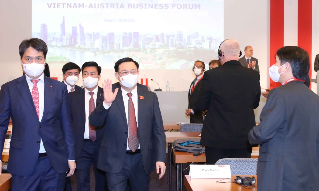 Chủ tịch Quốc hội Vương Đình Huệ cùng Đoàn đại biểu cấp cao Quốc hội Việt Nam tham dự Diễn đàn doanh nghiệp Việt - Áo. Ảnh: Quochoi.vn/Doãn Tấn
