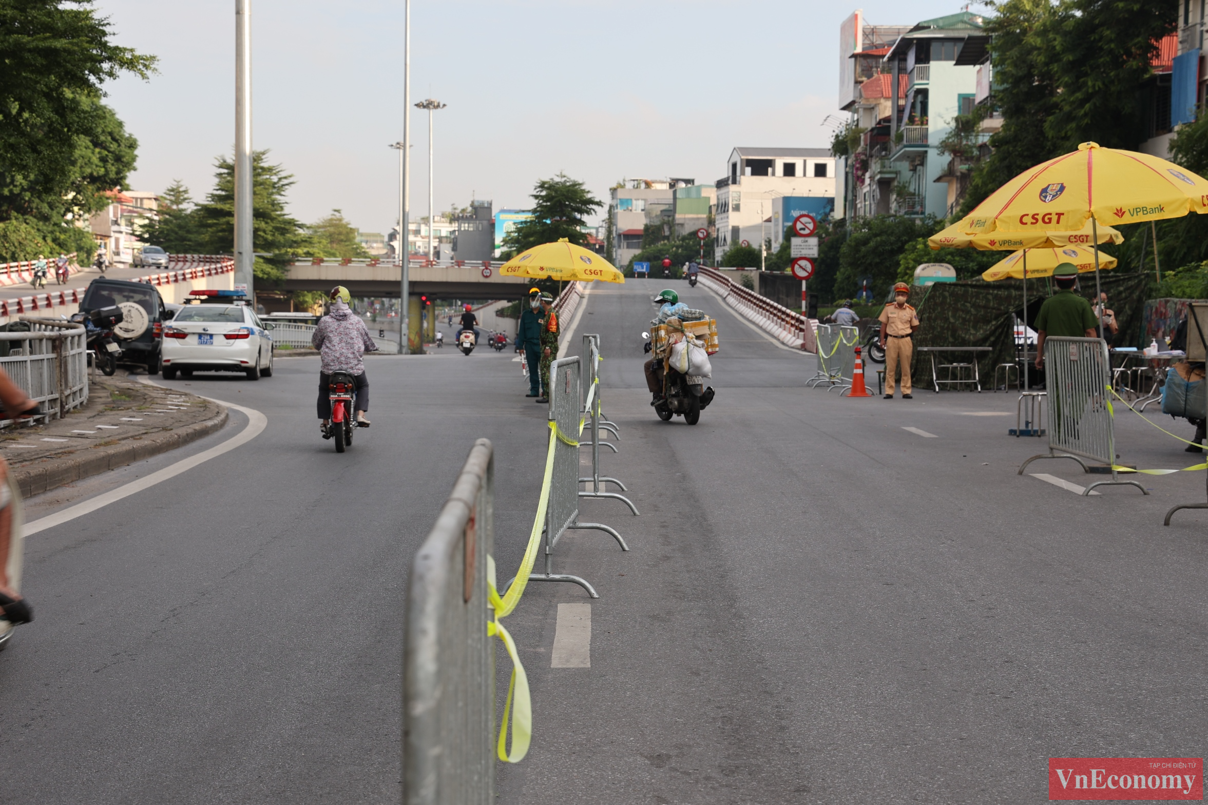 Với việc bố trí lực lượng và phân làn kiểm tra rõ ràng, giao thông tại chốt kiểm soát dịch Trần Nhật Duật - Chợ Gạo không xảy ra tình trạng ùn ứ dù trong khung giờ sáng, đông đúc phương tiện di chuyển đi làm buổi sáng.