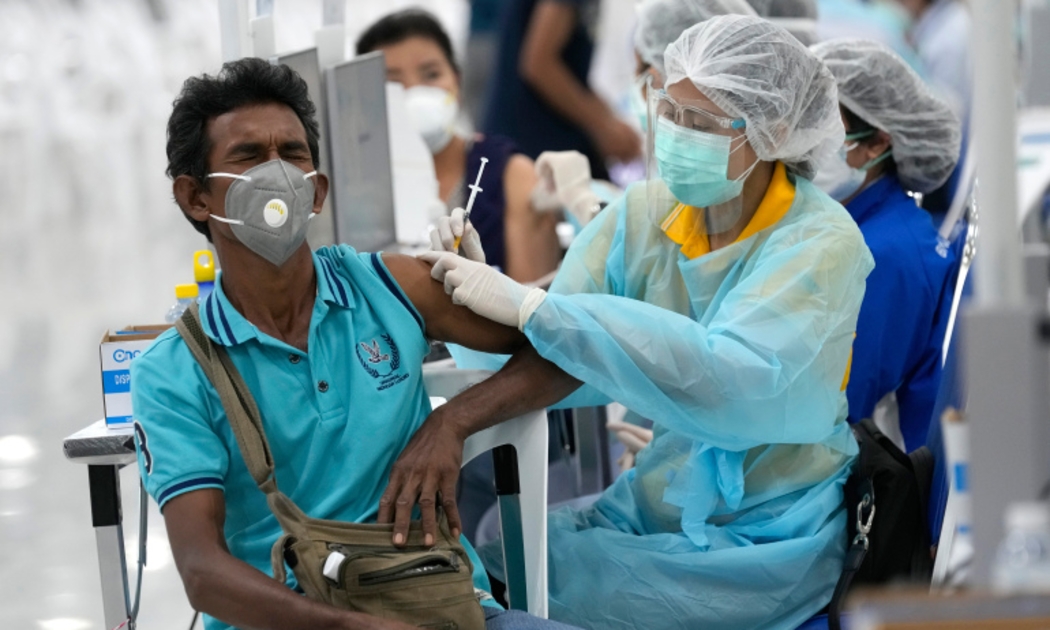 Thái Lan đang đẩy mạnh chiến dịch tiêm chủng ngừa Covid-19 - Ảnh: Reuters.