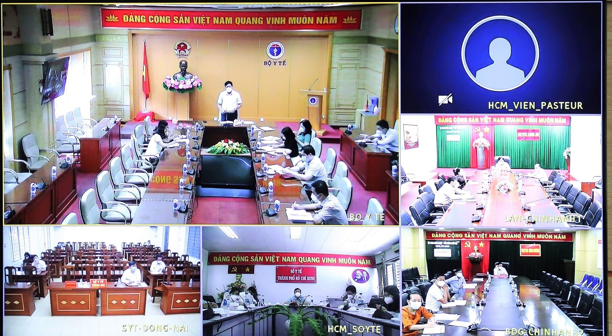 Thứ trưởng Bộ Y tế Đỗ Xuân Tuyên họp với TP.HCM, Đồng Nai, Long An và Bình Dương về đẩy nhanh tiến độ tiêm vaccine Covid-19.