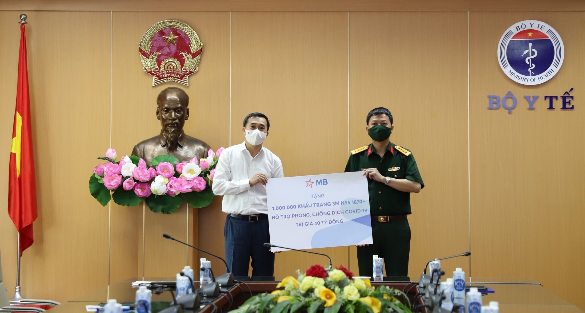 Bộ Y tế đã tiếp nhận 1 triệu chiếc khẩu trang y tế 3M 1870 đạt tiêu chuẩn N95 và tiêu chuẩn FDA.