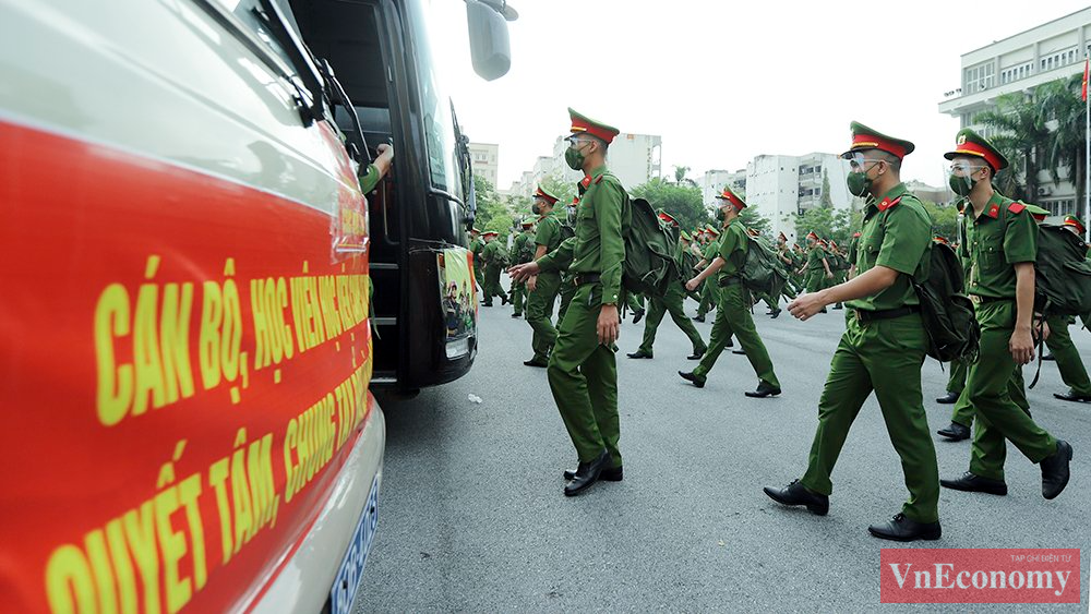 Buổi lễ được tổ chức ngắn gọn, nhanh ch&oacute;ng. Đ&uacute;ng 6h45, c&aacute;c học vi&ecirc;n di chuyển ra xe l&ecirc;n đường tới s&acirc;n bay.