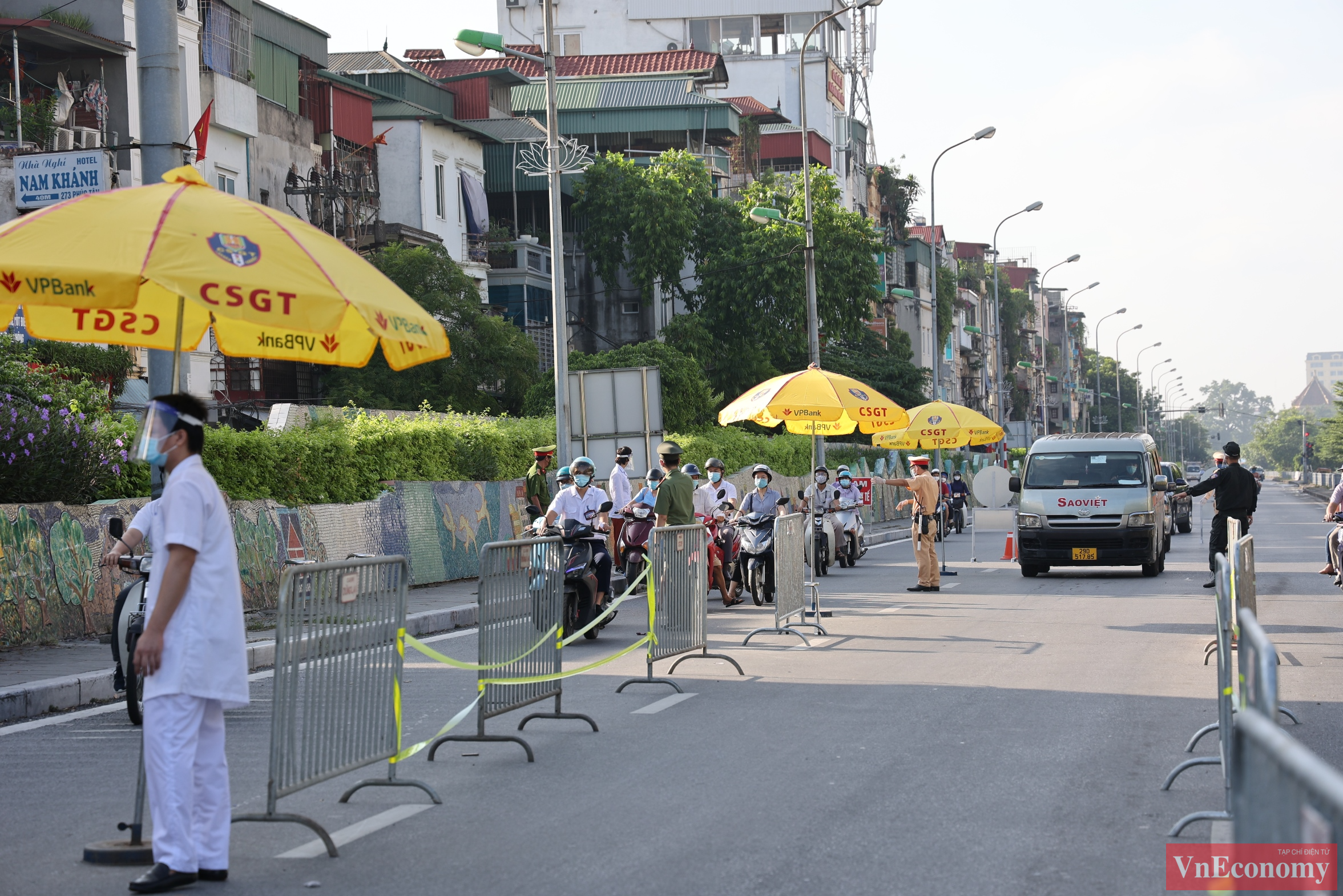 Tại chốt kiểm soát cầu Chương Dương hướng đi Yên Phụ, lượng phương tiện thưa vắng hơn. Người dân nghiêm chỉnh chấp hành các bước: kiểm tra giấy tờ, đo thân nhiệt...