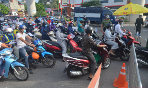 Hà Nội ngày đầu tiên giãn cách theo vùng: Một số chốt xảy ra ùn ứ