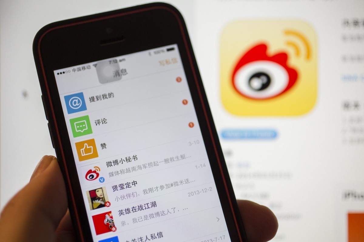 Weibo khóa 52 tài khoản "phím hàng" chứng khoán - Ảnh: EPA