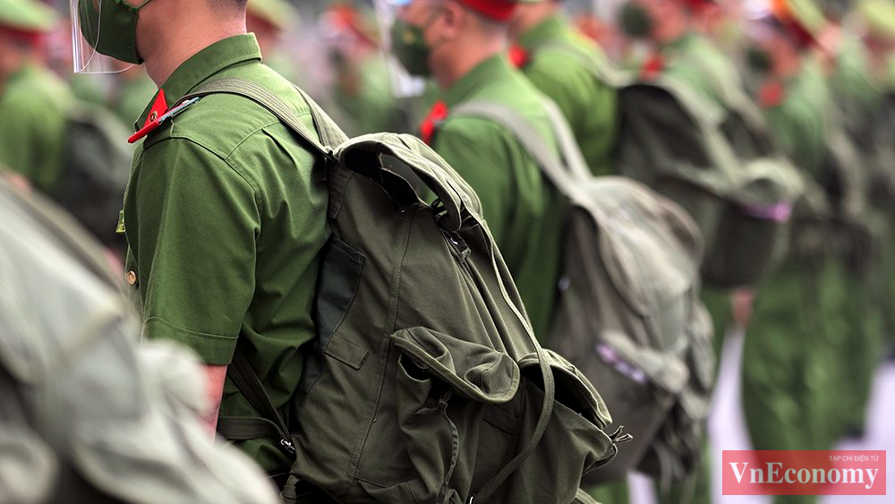 H&agrave;nh trang v&agrave;o miền Nam với chiếc bal&ocirc; tr&ecirc;n vai v&agrave;&nbsp;tinh thần tr&aacute;ch nhiệm, xung k&iacute;ch sẵn s&agrave;ng đi bất cứ đ&acirc;u, l&agrave;m bất cứ việc g&igrave; khi Tổ quốc, Đảng v&agrave; Nh&acirc;n d&acirc;n cần đến.