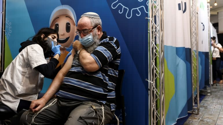 Tiêm vaccine Covid-19 tại Jerusalem, Israel vào giữa tháng 8/2021 - Ảnh: Reuters