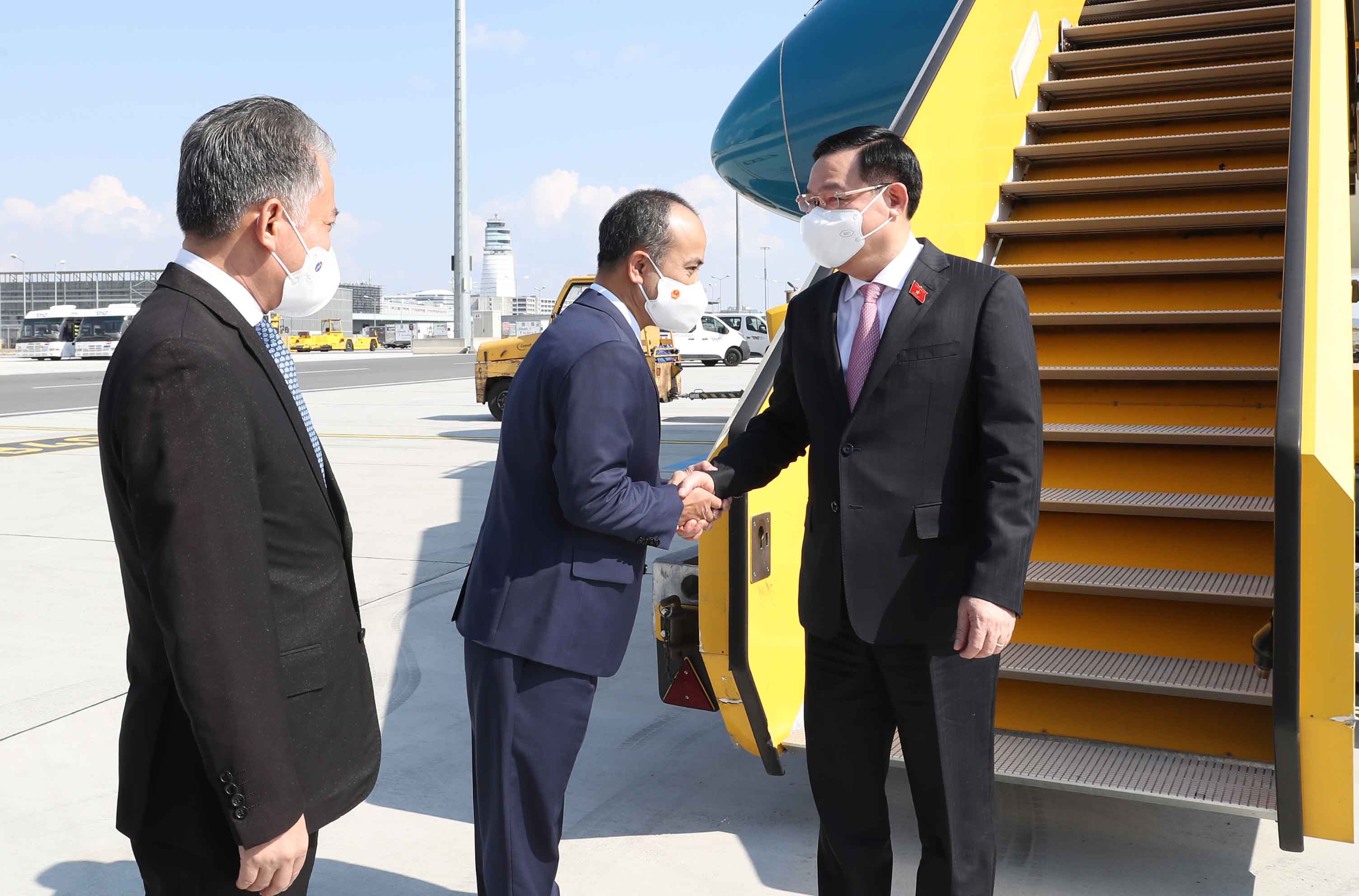 Chủ tịch Quốc hội Vương Đình Huệ tới Áo, bắt đầu tham dự Hội nghị các Chủ tịch Quốc hội thế giới - Ảnh: VGP.