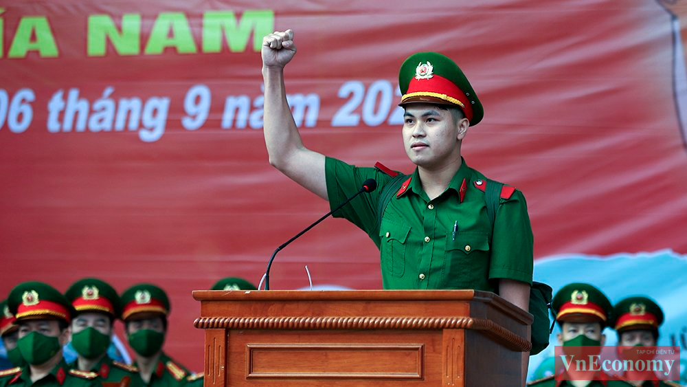 6h30, lễ chào cờ trang nghiêm diễn ra trong khuôn viên học viện. Ngay sau đó, cán bộ, học viện CSND thể hiện quyết tâm hoàn thành xuất sắc nhiệm vụ.