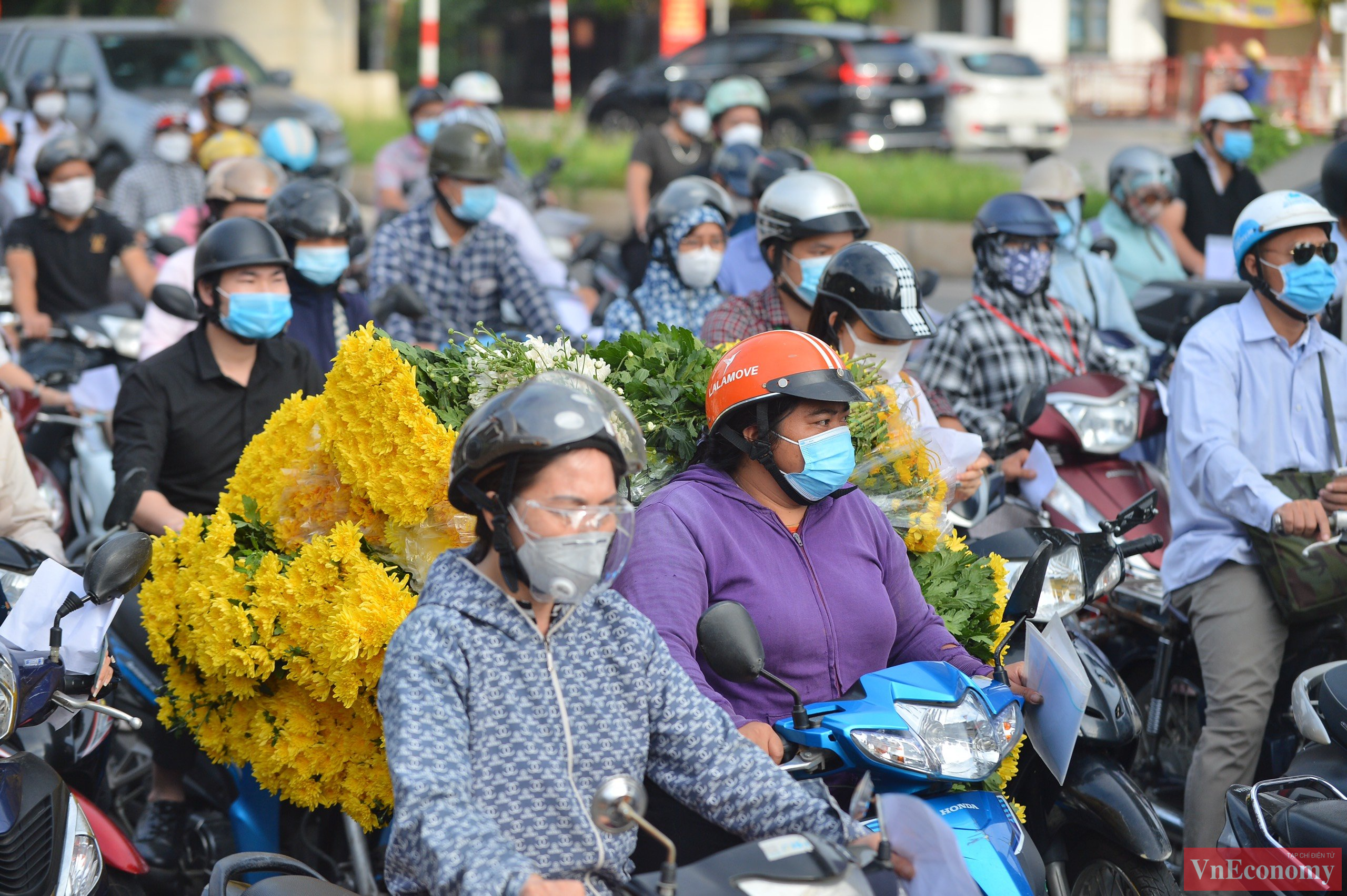 Để không bỏ lọt kiểm soát, giảm ùn tắc, lực lượng chức năng đã phân khúc, mở thêm làn, tuy nhiên phương tiện vẫn ùn ùn đổ về, khiến nhân lực tại chốt làm việc hết công suất.
