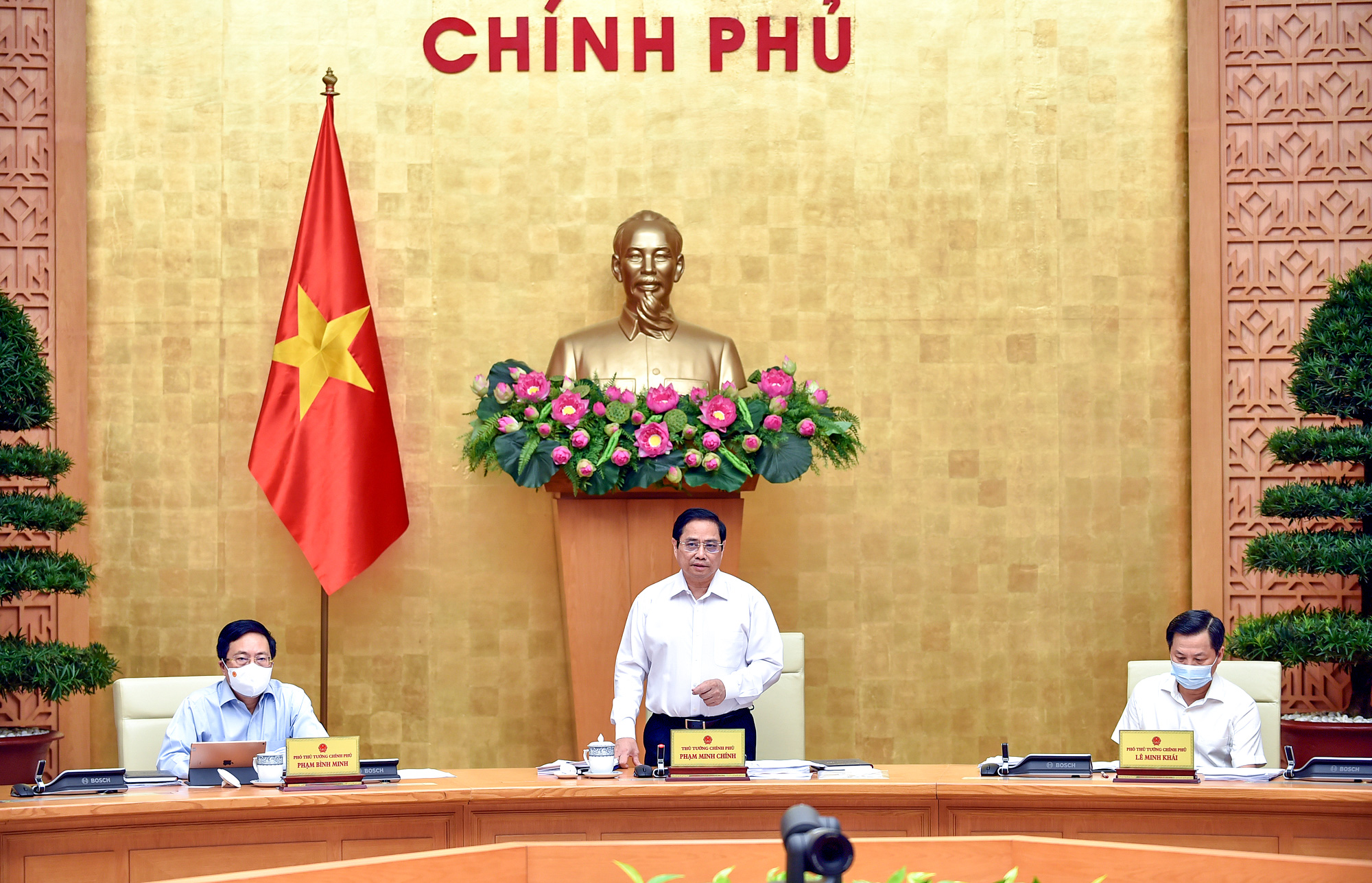 Thủ tướng yêu cầu xây dựng kịch bản phục hồi, tăng trưởng kinh tế trong điều kiện đã tiêm vaccine bao phủ diện rộng. Ảnh: VGP/Nhật Bắc.