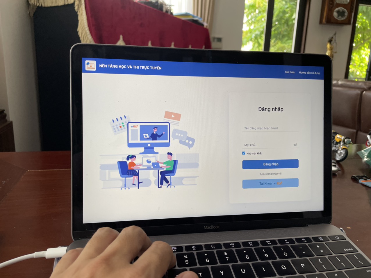 VNPT LMS giúp duy trì việc dạy và học của giáo viên và học sinh cả nước,  đảm bảo nhu cầu liên lạc, trao đổi thông tin, nhu cầu học và thi trực tuyến dành cho các trường học.