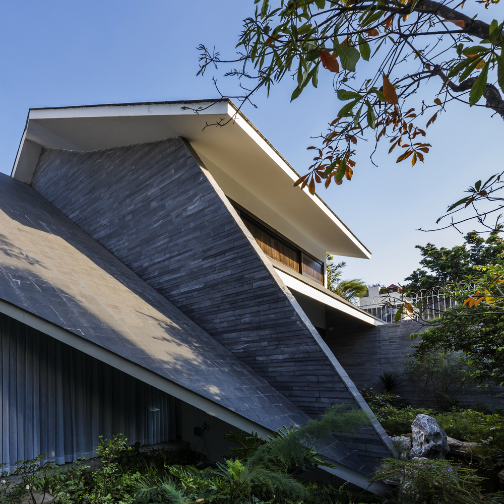 Ng&ocirc;i nh&agrave; như một khối kiến tr&uacute;c kỳ lạ ẩn hiện giữa thi&ecirc;n nhi&ecirc;n.