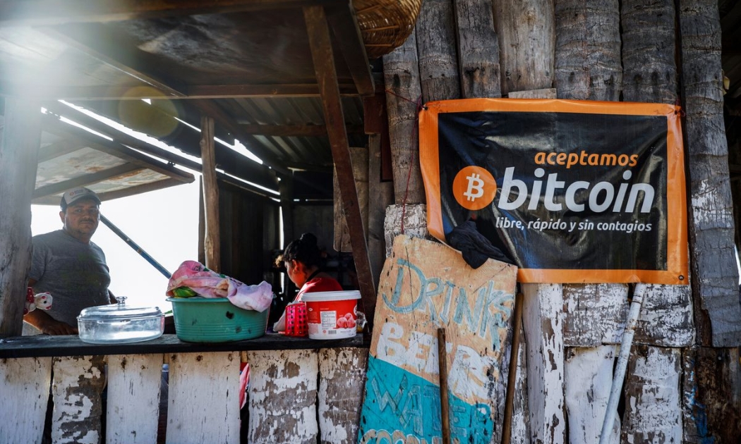 Một quán cafe chấp nhận Bitcoin ở El Salvador tháng 4/2021 - Ảnh: Reuters.