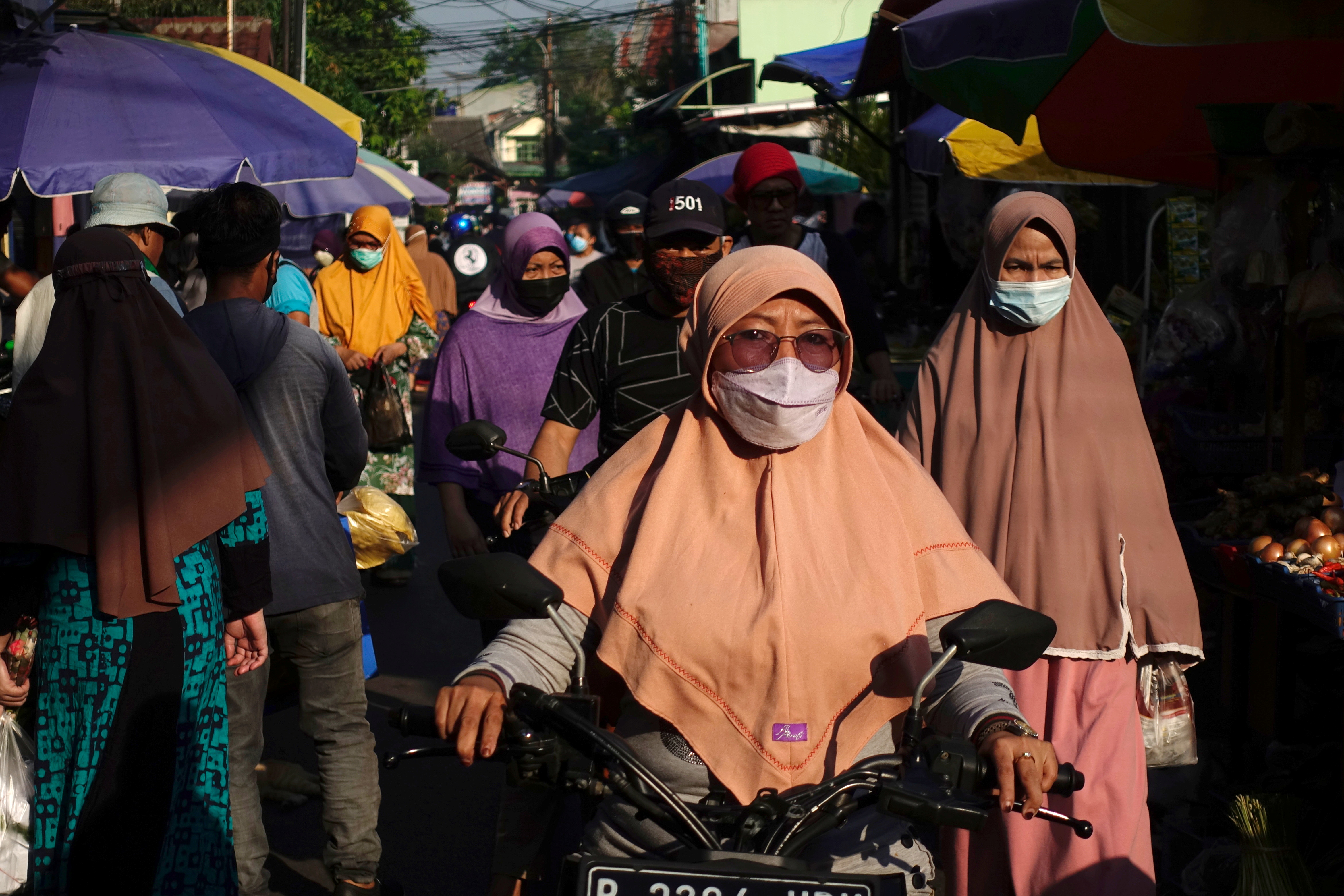 59% trong d&acirc;n số thủ đ&ocirc; Jakarta đ&atilde; được ti&ecirc;m vaccine đầy đủ - Ảnh: Reuters