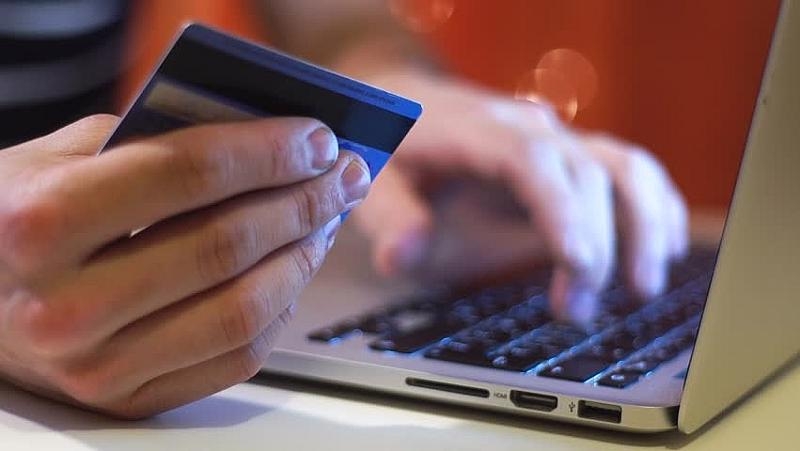 Banks cut fees to attract deposits