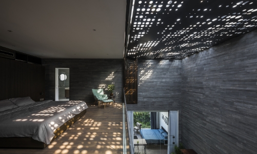 Ngôi nhà với mái hiên đón nắng đậm chất 