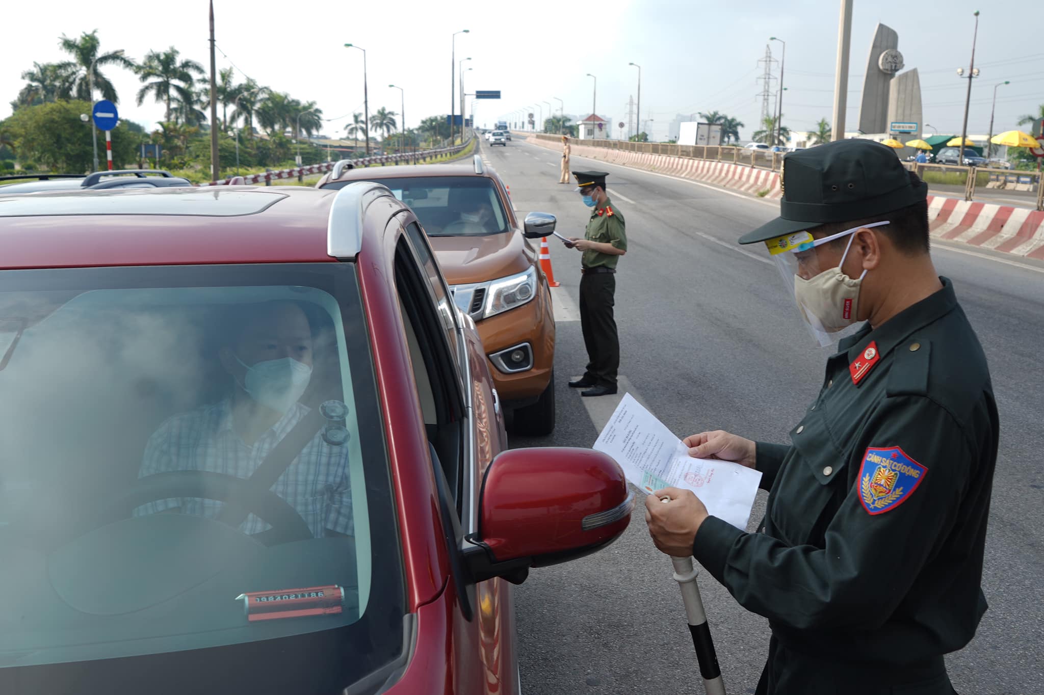 Kiểm tra giấy đi đường. Ảnh - Phạm Hùng. 