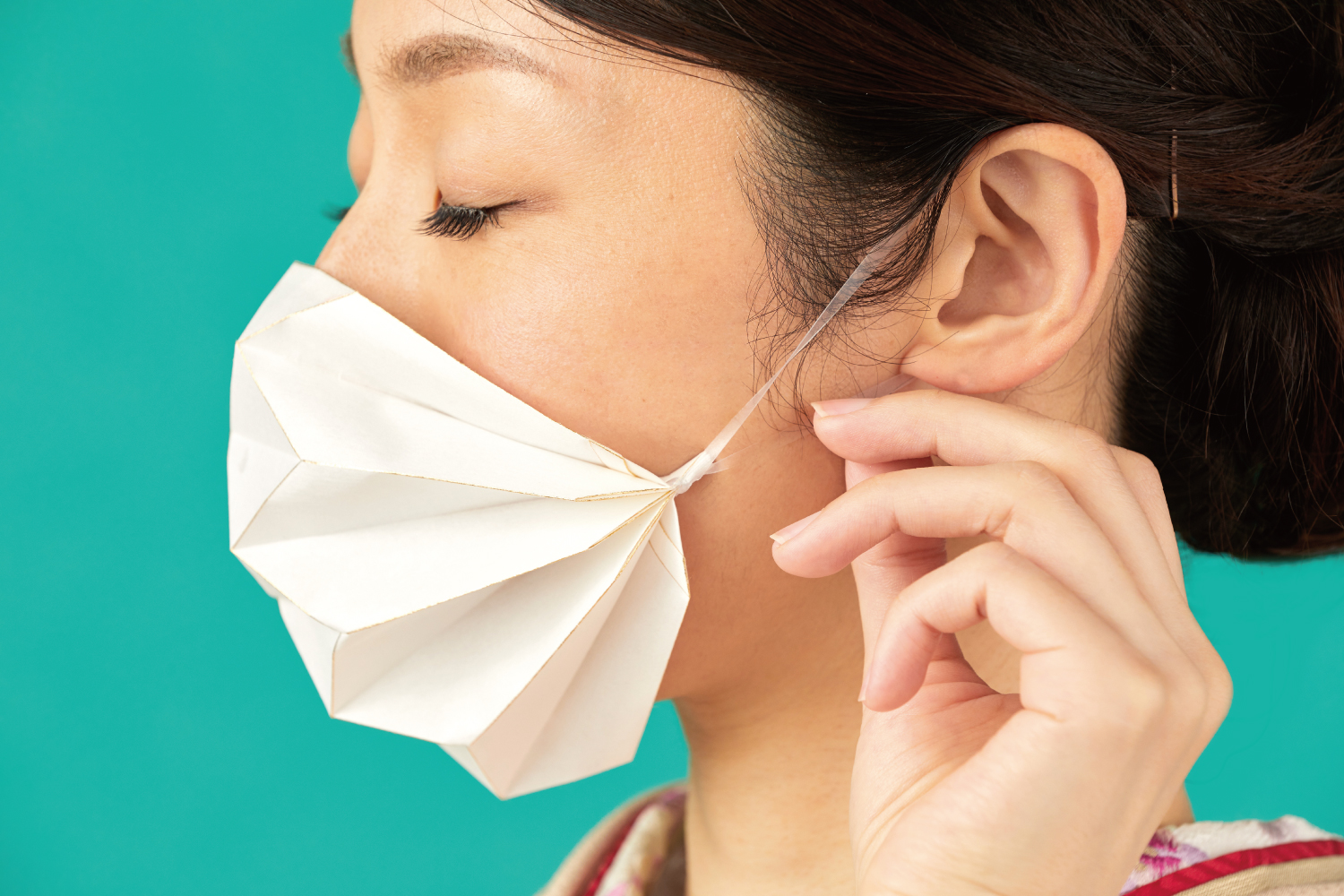 Chiếc khẩu trang n&agrave;y với những nếp gấp đan ch&eacute;o đ&atilde; tạo th&agrave;nh một cấu tr&uacute;c h&igrave;nh v&ograve;m tuyệt đẹp.