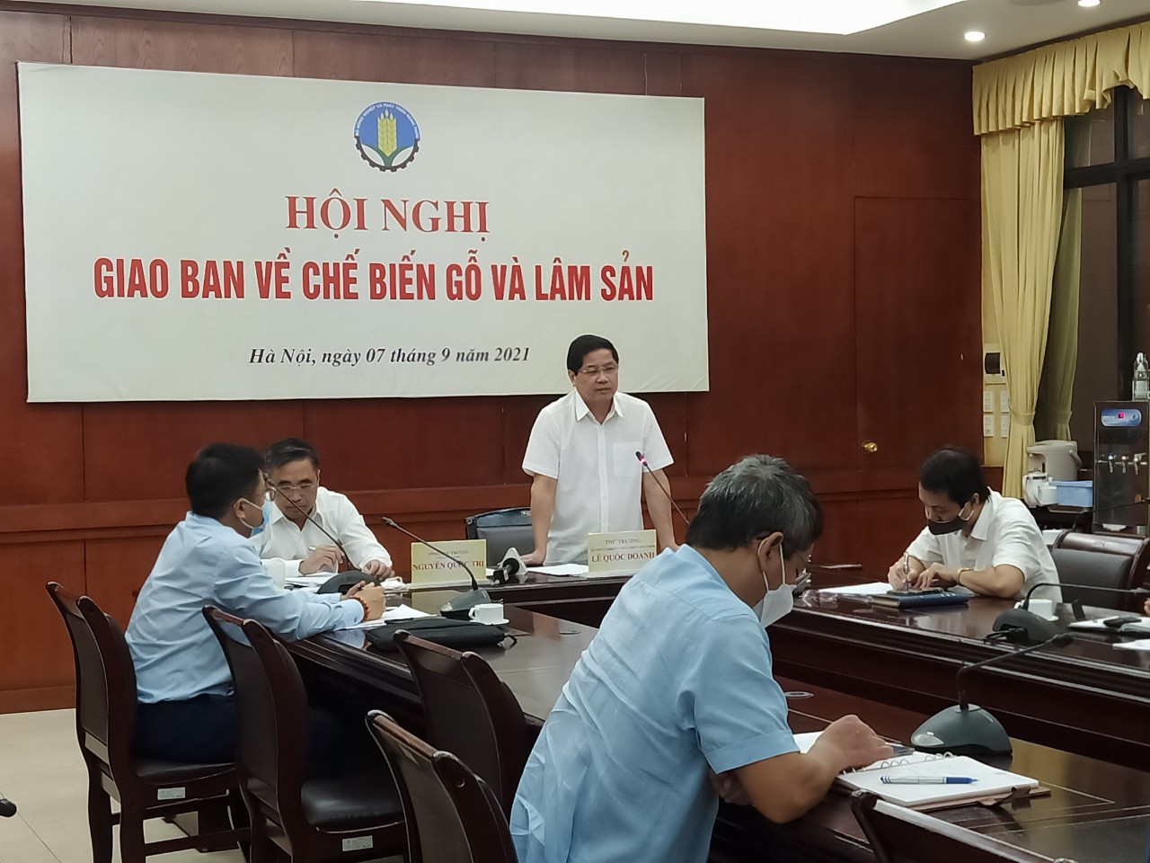 Cuộc họp về chế biến gỗ và lâm sản.