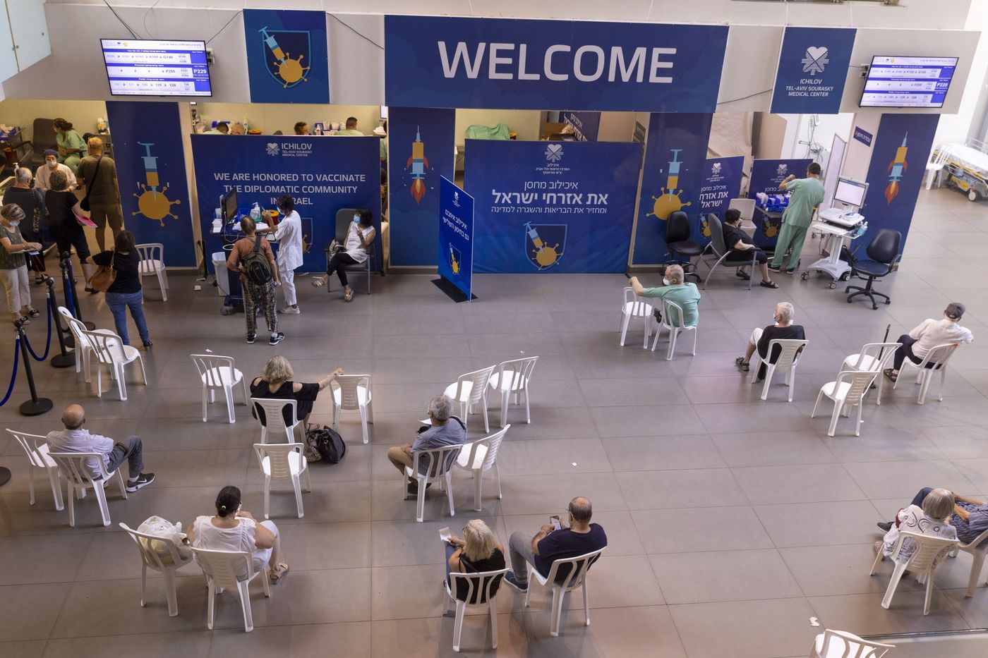 Ti&ecirc;m nhắc lại vaccine Covid-19 cho người cao tuổi ở Tel Aviv, th&aacute;ng 8/2021 - Ảnh: Bloomberg.