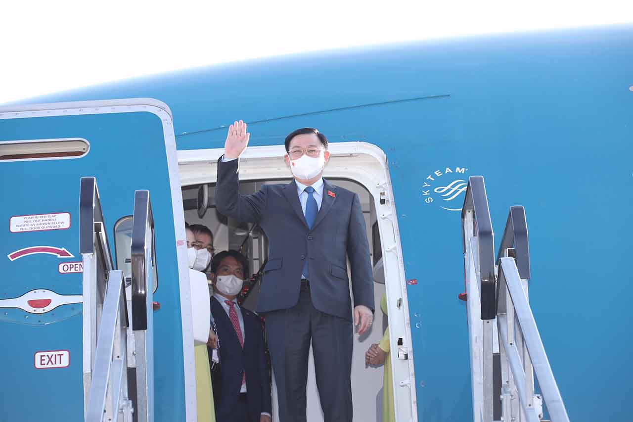 Chủ tịch Quốc hội Vương Đ&igrave;nh Huệ đến&nbsp;Brussels, Vương quốc Bỉ. Ảnh: Quochoi.vn/Do&atilde;n Tấn.