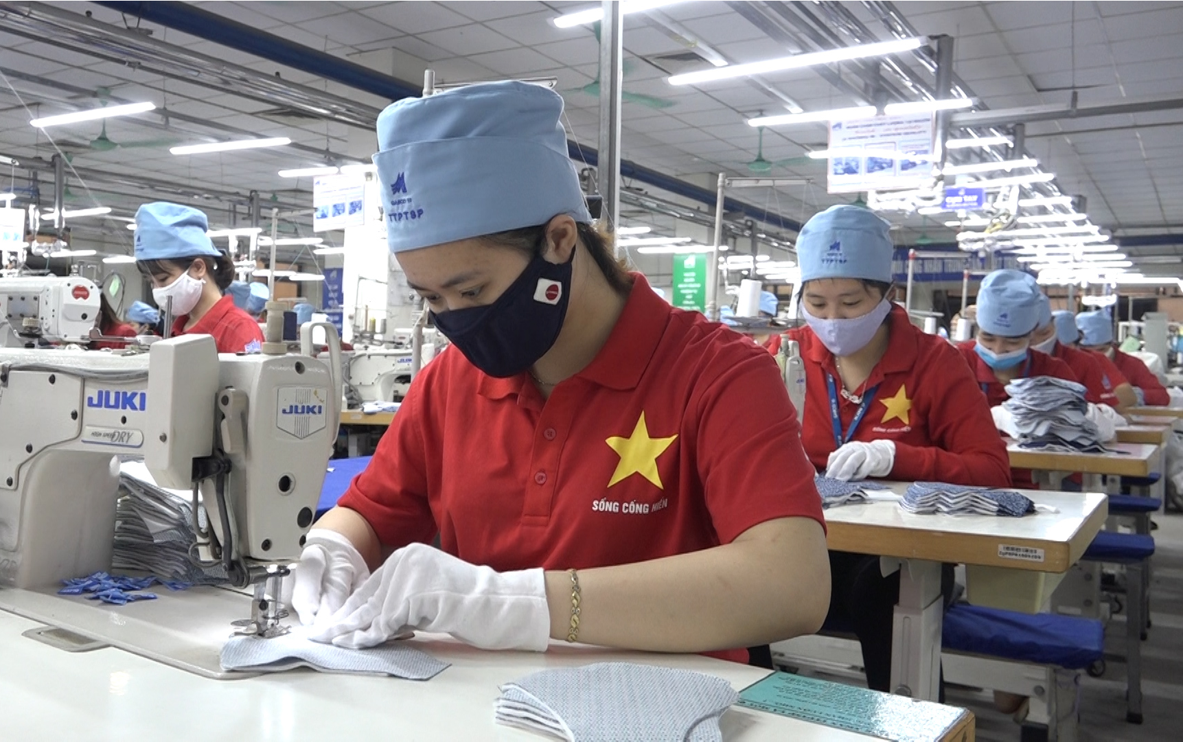 Các doanh nghiệp cho rằng cần đẩy nhanh việc tiêm vaccine cho người lao động, đặc biệt là những ngành sử dụng nhiều công nhân như dệt may, da giày, thủy sản...