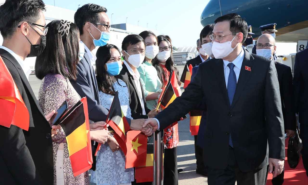 Chủ tịch Quốc hội và Đoàn đại biểu cấp cao Quốc hội Việt Nam đến sân bay Melsbroek, Brussels, Vương quốc Bỉ. Ảnh: Quochoi.vn/Doãn Tấn.