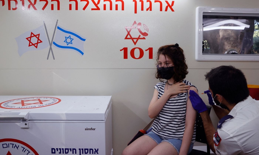 Tiêm vaccine Covid-19 ở Tel Aviv, Israel, tháng 7/2021 - Ảnh: Bloomberg.